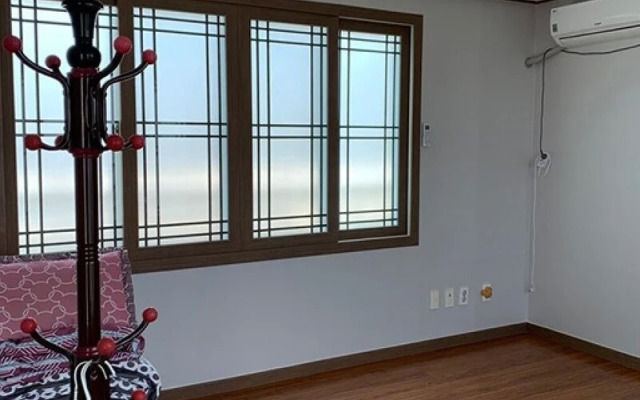 Aewol Neoreunmadang Unshared House