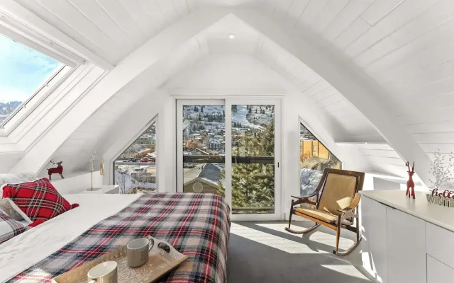 Mainstreet Masterpiece Stunning Views!