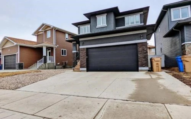 Air & Road Travelers' Perfect Spot! + Full Kitchen