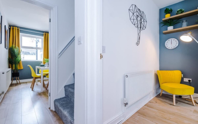 Stylish Spacious Home Great Location Sleeps 6
