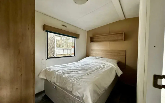 Residence With a Spacious Garden Located in a Child-friendly Park