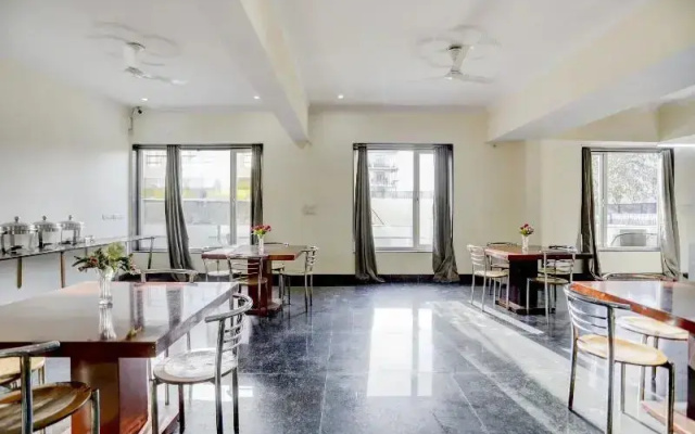 OYO Townhouse 412 Aditya International