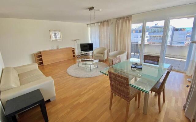 Modern, bright and spacious 3 bedrooms 2 bathrooms