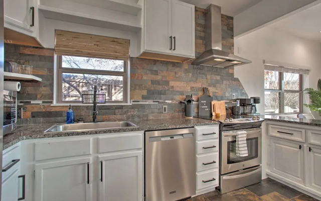 Medicine Park Cabin w/ Mountain Views!