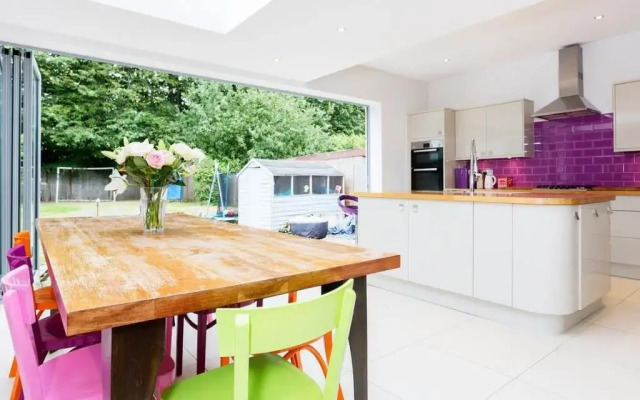 Veeve  4 Bed House On Emlyn Road West London