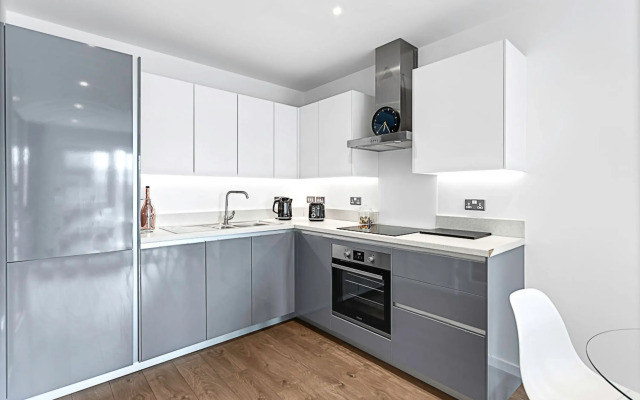 Stylish Flat In Battersea Reach