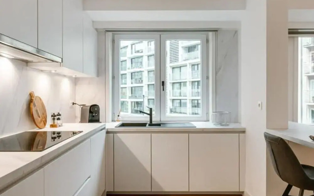 Centrally Located Modern Apartment With Parking