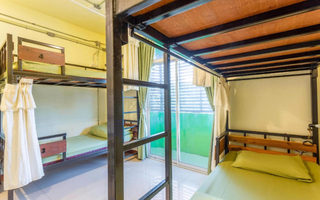 OYO 928 Leaf Hostel