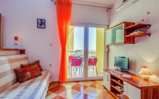 Serene Apartment in Dramalj with Hot Tub