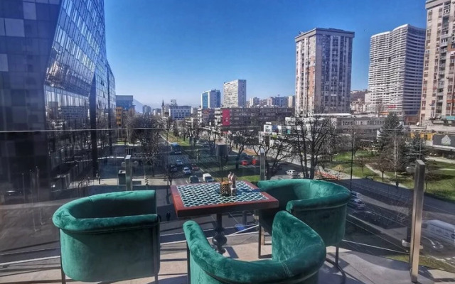 Bright Serviced Apartment With Breakfast bar