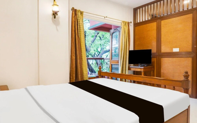 Premium Stays Near Fergusson College