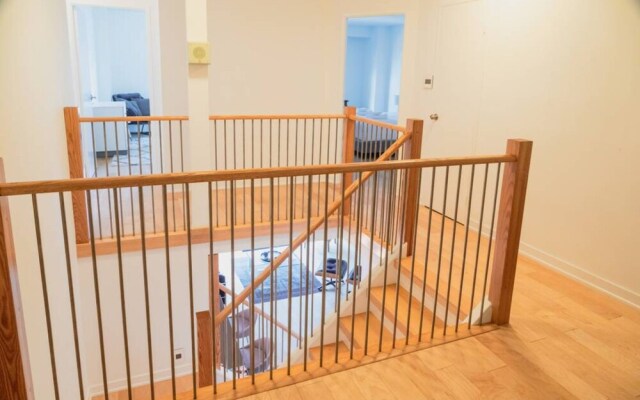 Spacious Family Condo In Swansea, Toronto