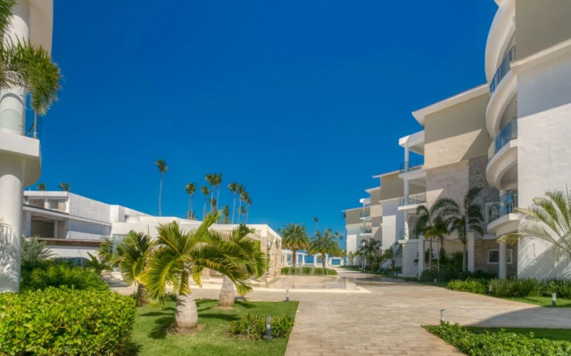 Unique Modern Condo with Beach Access