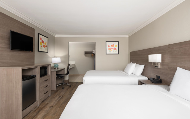 Solara Inn and Suites