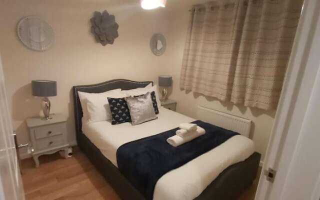 Lovely 3-bed House in Luton