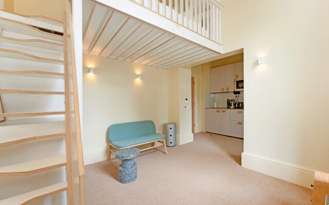 Grand Studio Suite in Historic Camden Terrace