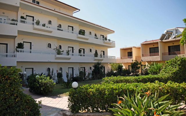 Lyristis Dinos Studios & Apartments