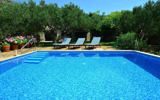 Vojo - Private Swimming Pool - H
