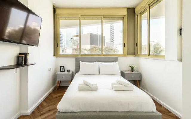 Beachside Charm on Ben Yehuda 2BR Apt