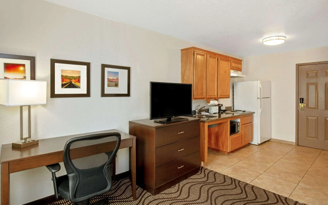 La Quinta Inn & Suites by Wyndham Las Vegas Red Rock