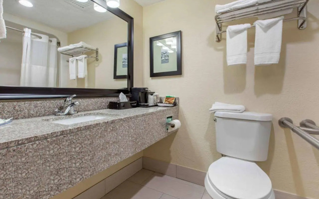 Quality Inn Airport-Near Uptown
