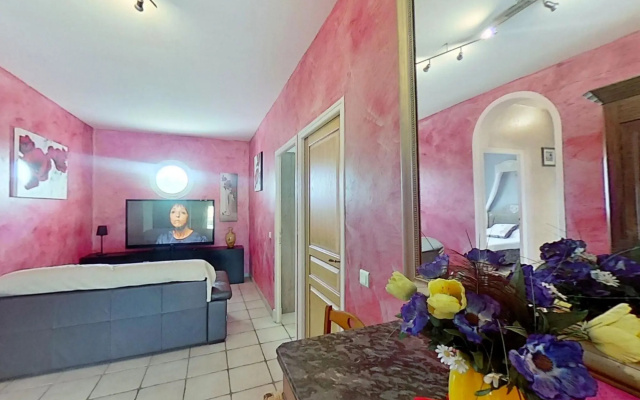 Villa in L'isle-sur-la-sorgue With Pool