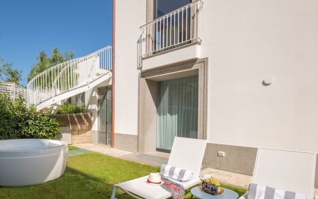 Luxury Suite with Garden and Jacuzzi