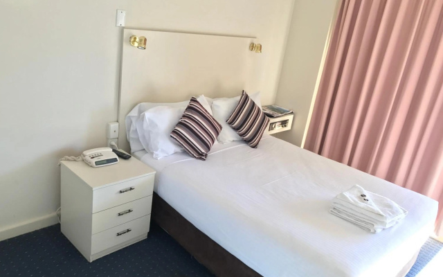 Orange Motor Lodge – Guest Rooms – Orange