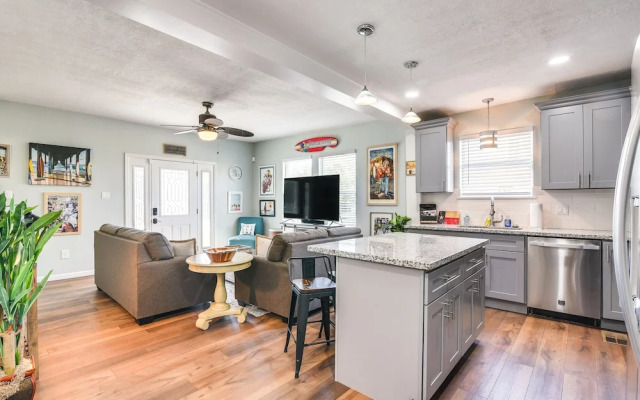 Hot Tub & Yard: Jimmy Buffet-themed Galveston Home