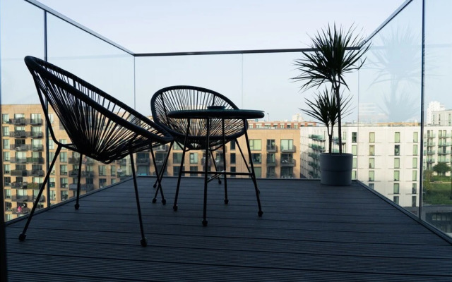 Royal Wharf - 1 Bed - Balcony - River & City View