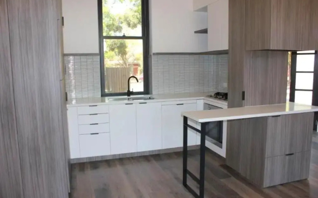 Peaceful 3 BDR in the Heart of Carlton