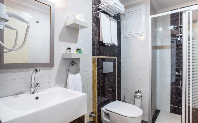 Ayhan Hotel