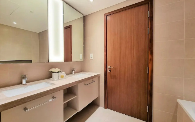 Luxurious Downtown Apt with balcony & View