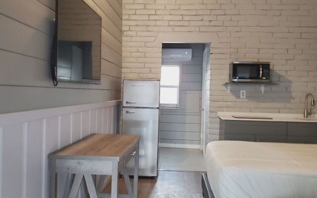 Hollywood Gardens Inn & Suites