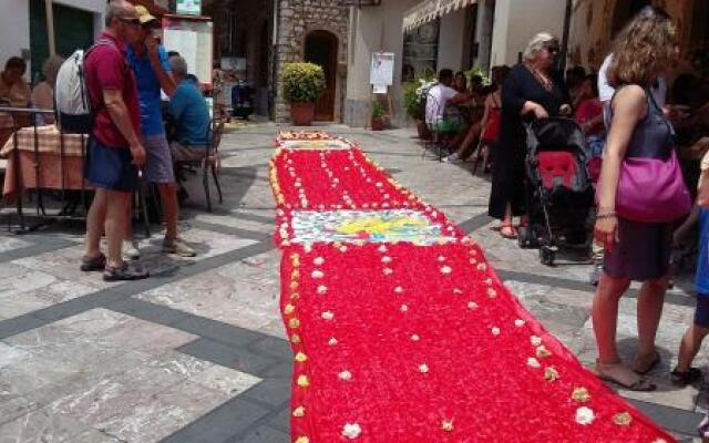 Taormina Rainbow House