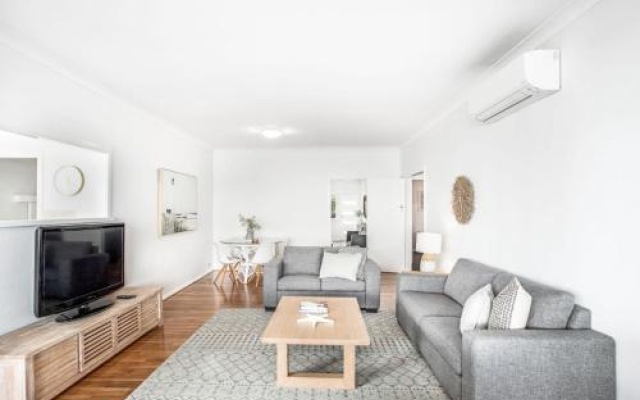Beached Inn' 93 Foreshore Drive - Spacious Beach Front House – Guest Rooms – Salamander Bay