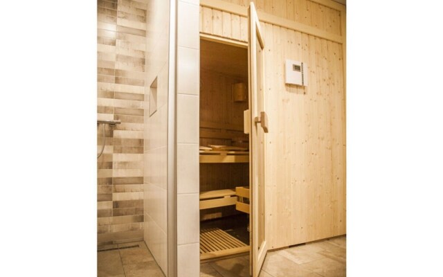 Large Haussee Modern Retreat