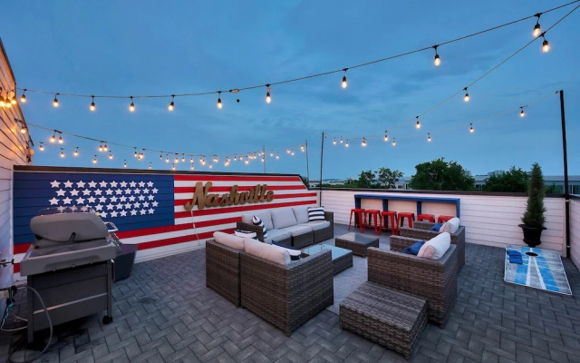 Rooftop Deck Shuffleboard BBQ Near Downtown