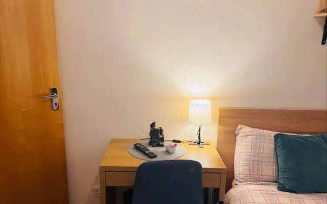Private Homely Bedroom in Kensington R1