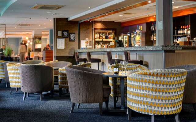 Cresta Court Hotel