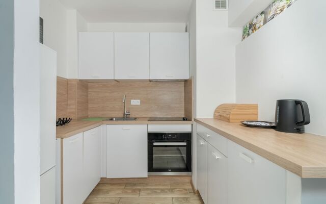 Poznan Apartment With 2 Desks by Renters
