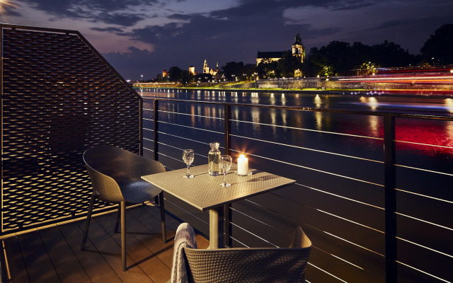 New Port Hotel