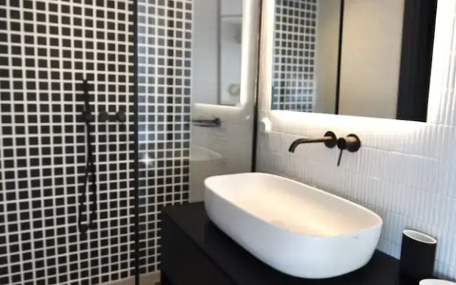 Nero Luxury Flat by Zennova