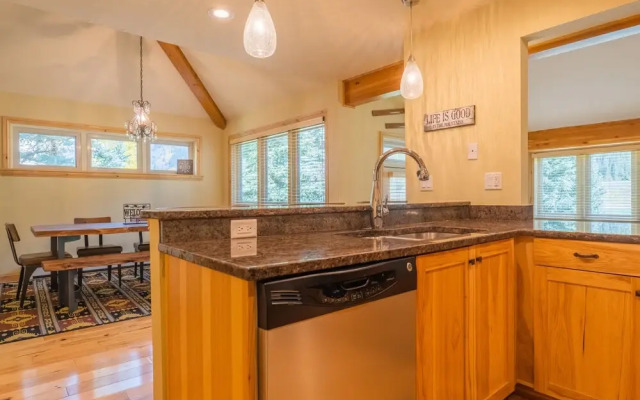 Private Home With A Beautiful Mountain Vista - Woods24 by RedAwning