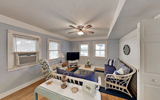 Long Beach Hideaway - Steps To The Sand! 2 Bedroom Duplex
