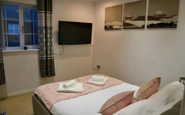 Convenient 3 Bedroom Home Fast Wi-Fi Free Parking