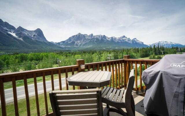 Spacious 3BR 2BA Penthouse with Mountain Views