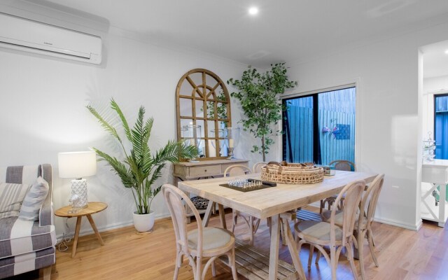 AU.JOY 3 Bed Townhouse Burwood 3