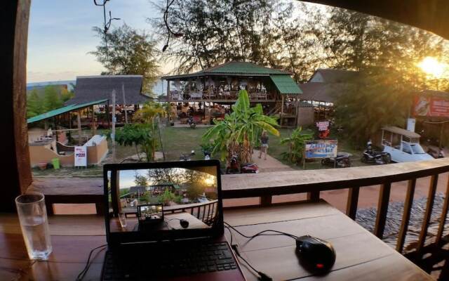 Footprints Beach Hostel  Bungalows