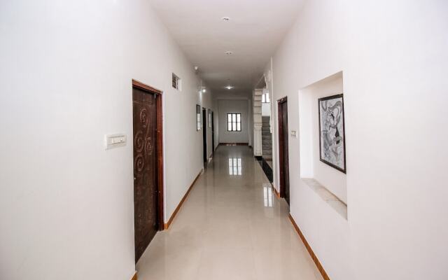 OYO 18272 Hotel Lambodar